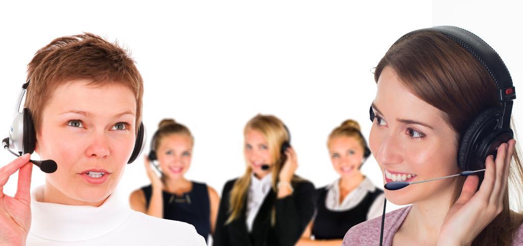 商务女子带着耳麦呼叫中心服务咨询背景图片